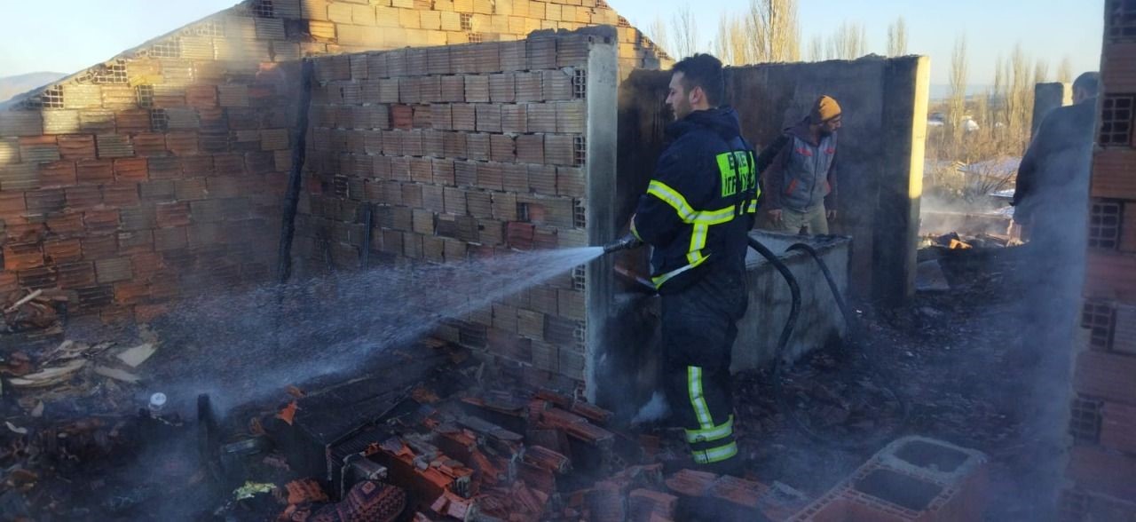 EMET’TE 3 KATLI BİNANIN ÇATI KATINDA ÇIKAN YANGIN KORKUTTU