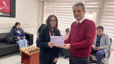 EMET’TE AFİŞ YARIŞMALARINDA DERECEYE GİREN ÖĞRENCİLER ÖDÜLLENDİRİLDİ