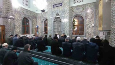 GEDİZ’DE MÜMİN GÖNÜLLER ULU CAMİ’DE ŞEHİTLER İÇİN DUAYA DURDU
