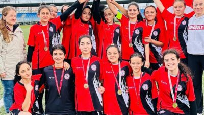 GEDİZLİ KIZLAR FUTBOLDA İL BİRİNCİSİ OLDU