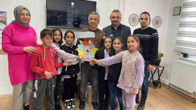 HİSARCIK ATATÜRK İLKOKULU ÖĞRENCİLERİNİN İHA MUHABİRİNE “GAZETECİLER GÜNÜ” SÜRPRİZİ