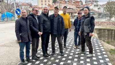 HİSARCIK’TA KALDIRIMLARA DÖŞENEN SİYAH BEYAZ DEKORATİF PARKE TAŞLARI GÖRSEL GÜZELLİK