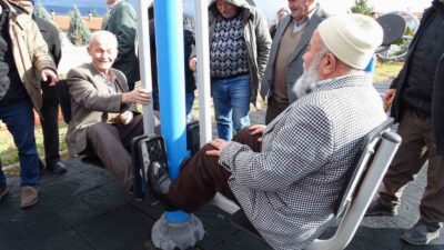 HİSARCIK’TA YAŞLILARIN AÇIK HAVADA SPOR KEYFİ