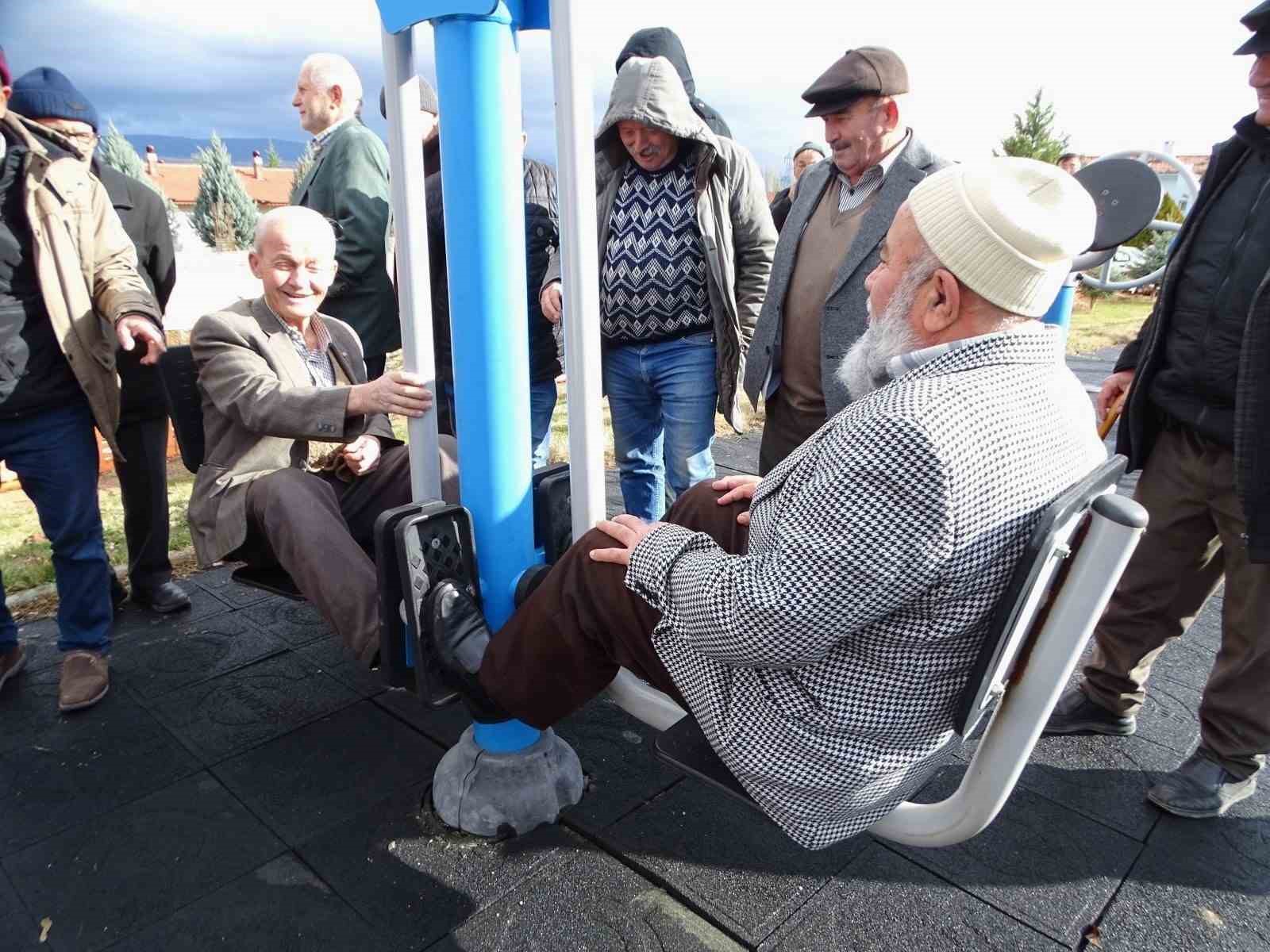 Hisarcık’ta yaşlıların açık havada spor keyfi