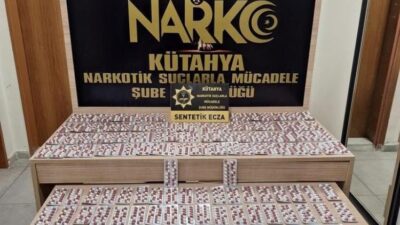 KÜTAHYA'DA ARAÇLARINDA UYUŞTURUCU HAP BULUNAN 1’İ BAYAN 2 KİŞİ TUTUKLANDI