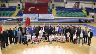 KÜTAHYA’DA EĞİTİM ÇALIŞANLARI VOLEYBOL TURNUVASINDA ŞAMPİYON ŞEHİTLER ORTAOKULU