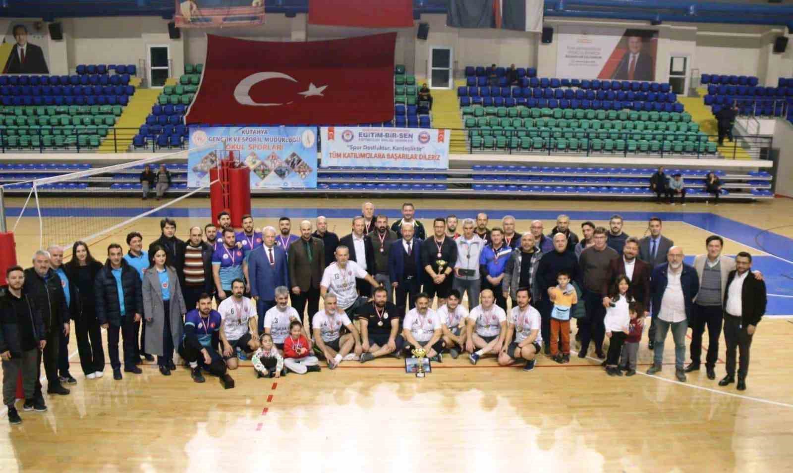 Kütahya’da eğitim çalışanları voleybol turnuvasında şampiyon Şehitler Ortaokulu