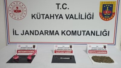 KÜTAHYA’DA JANDARMANIN DURDURDUĞU ŞÜPHELİ ARAÇTA UYUŞTURUCU MADDE ELE GEÇİRİLDİ
