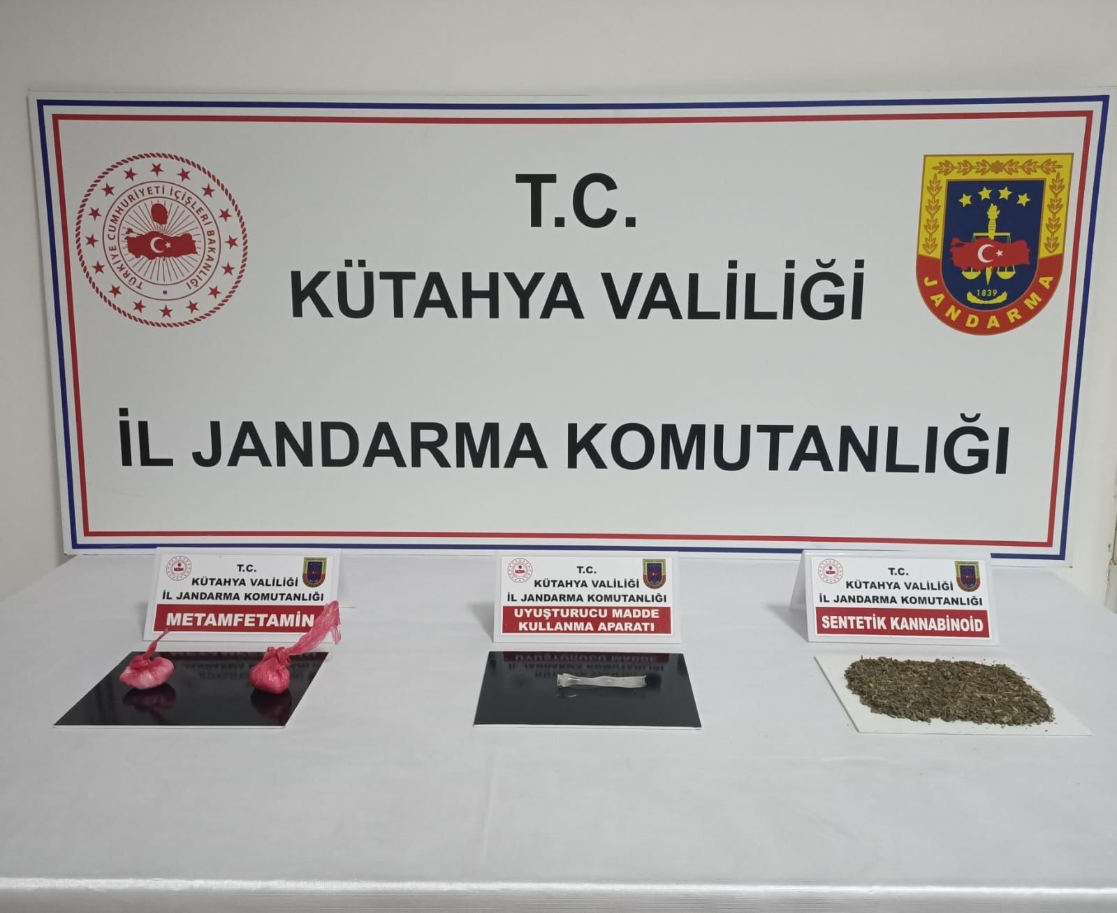 Kütahya’da jandarmanın durdurduğu şüpheli araçta uyuşturucu madde ele geçirildi