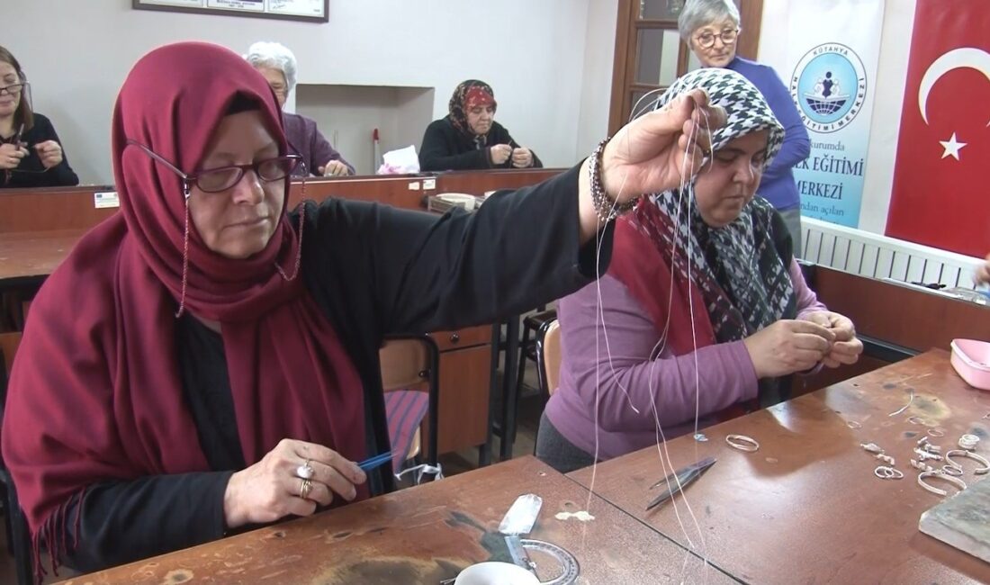 KADINLAR TELKARİ SANATI ÖĞRENİYOR