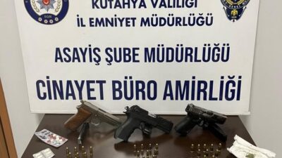 KÜTAHYA’DA POLİSİN BÖLGE UYGULAMASINDA 3 RUHSATSIZ TABANCA VE UYUŞTURUCU ELE