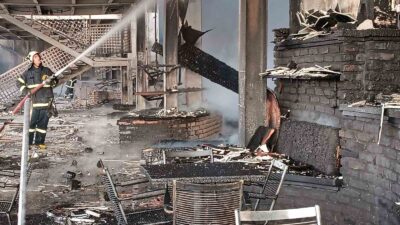 KÜTAHYA’DA PORSELEN FABRİKASINDA ÇIKAN YANGIN EKİPLERİN 1,5 SAATLİK ÇALIŞMASI SONUCU