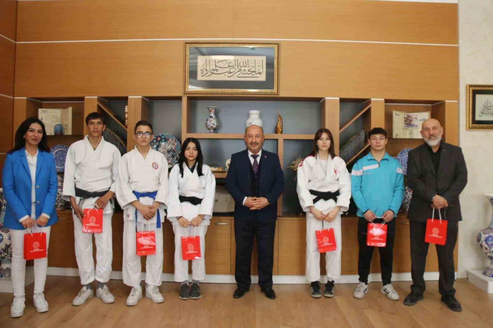 Müdür Başyiğit, paralimpik judo branşında Türkiye derecesi elde eden öğrencileri kabul etti