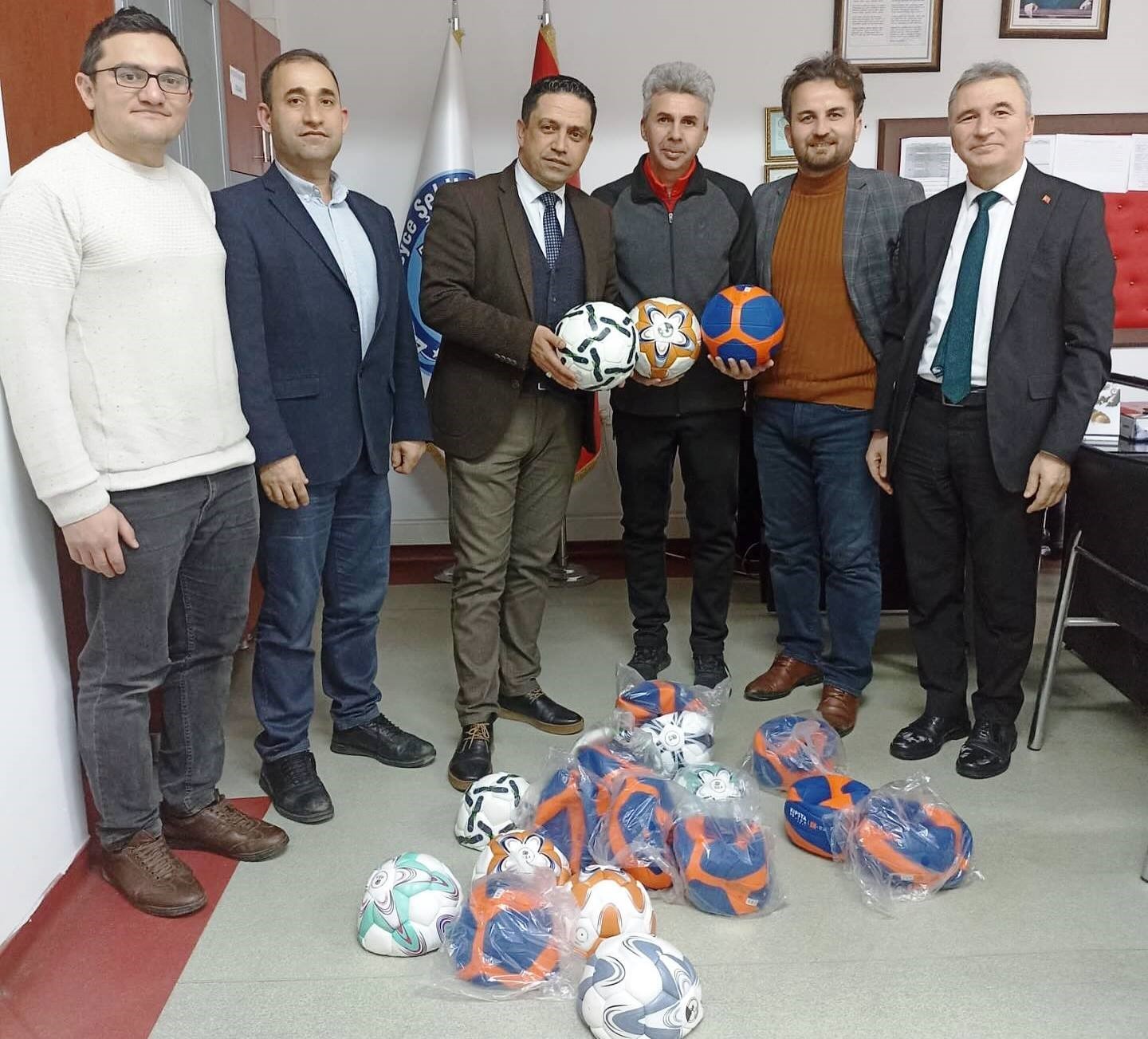 Simav Kaymakamlığından eğitim kurumlarına 525 adet voleybol ve futbol topu bağışı