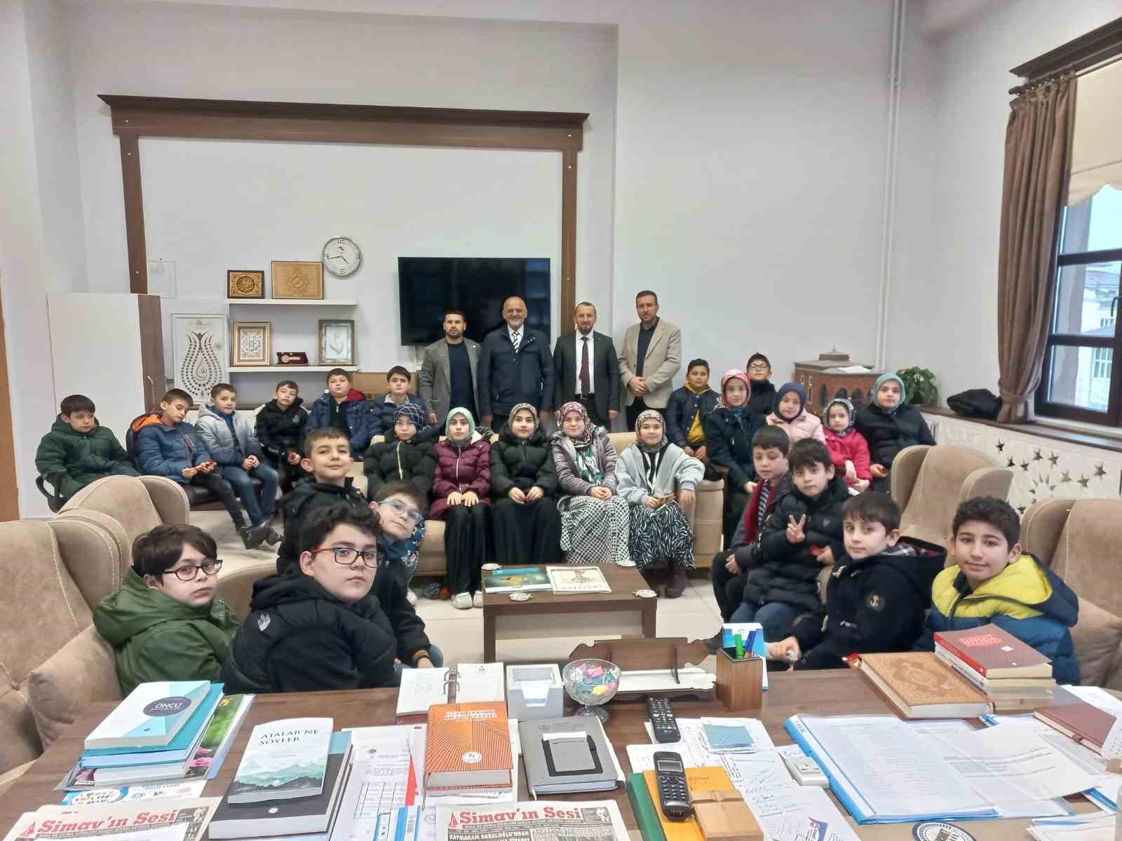 SİMAV’DA CAMİ ÖĞRENCİLERİ HARÇLIKLARINI FİLİSTİN’E GÖNDERDİ