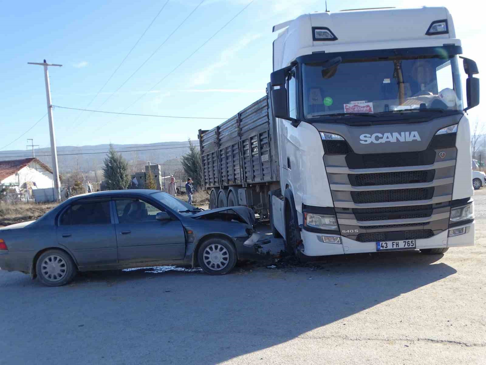 Hisarcık’ta tır ile otomobil çarpıştı: 4 yaralı