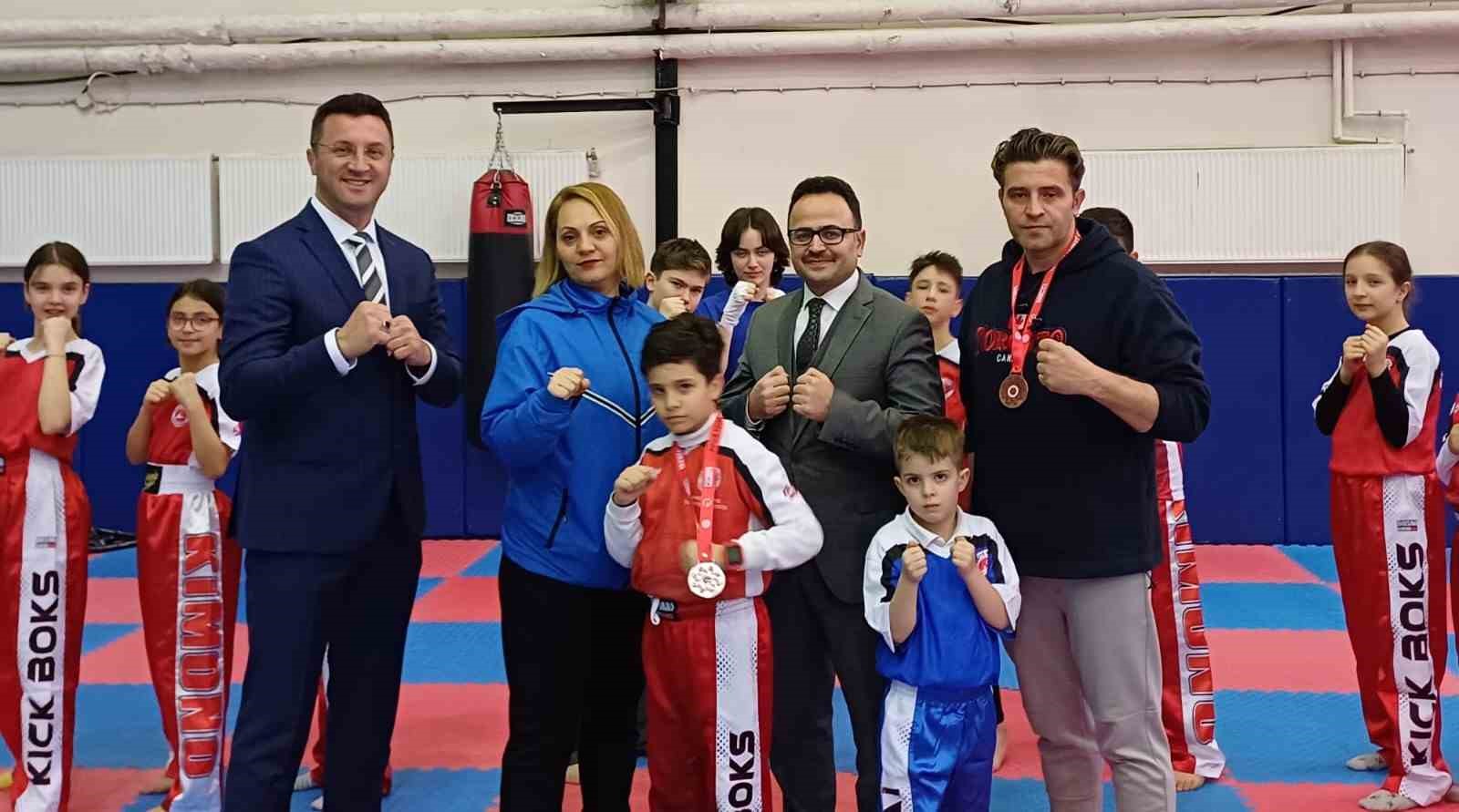 Kick Boks Şampiyonası’ndan derece ile dönen baba oğula Kaymakam Hakan Alkan’dan ödül