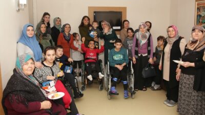 KÜTAHYA BELEDİYESİNDEN TEDAVİ GÖREN MİNİKLERE SÜRPRİZ