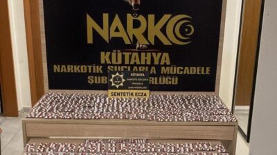 KÜTAHYA’DA BİR YOLCUNUN ÇANTASINDA 2 BİN 590 ADET SENTETİK ECZA