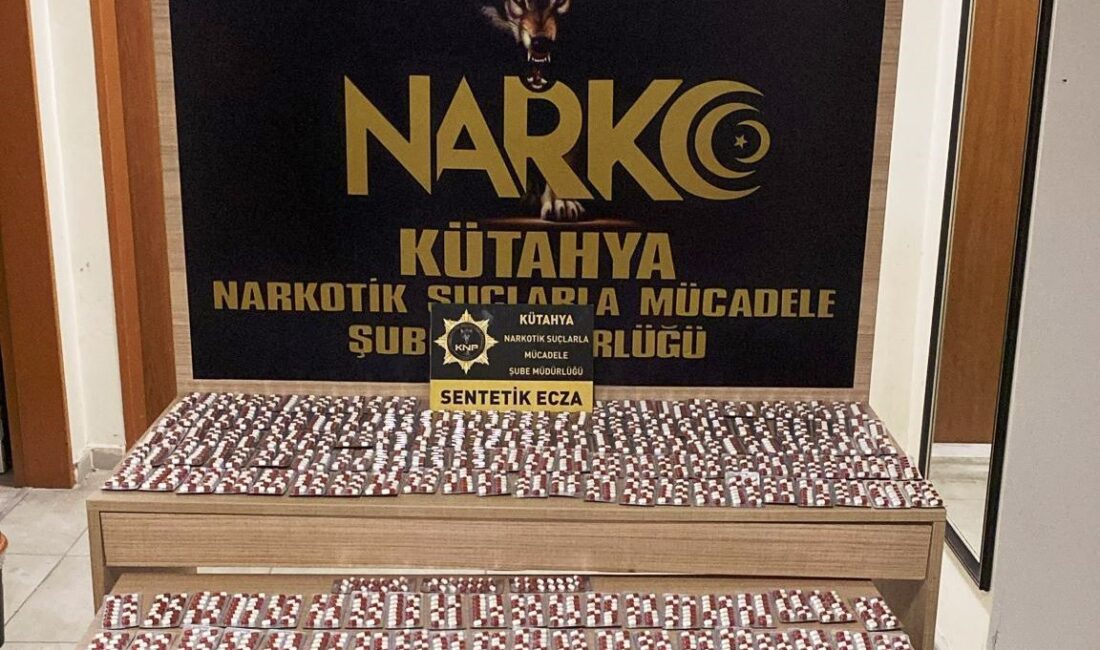 KÜTAHYA’DA ÇANTASINDA UYUŞTURUCU HAP ELE GEÇİRİLEN YOLCU TUTUKLANDI