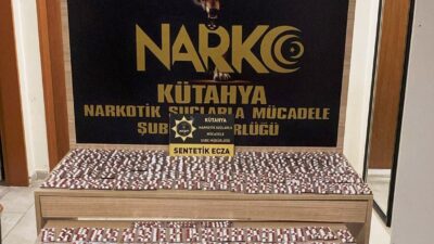 KÜTAHYA’DA ÇANTASINDA UYUŞTURUCU HAP ELE GEÇİRİLEN YOLCU TUTUKLANDI