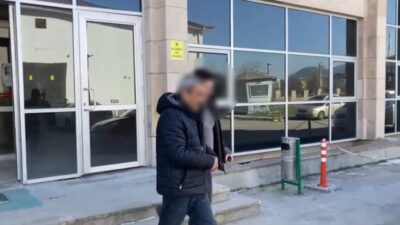 KÜTAHYA’DA KEMERİNDE UYUŞTURUCU ELE GEÇİRİLEN YOLCU TUTUKLANDI
