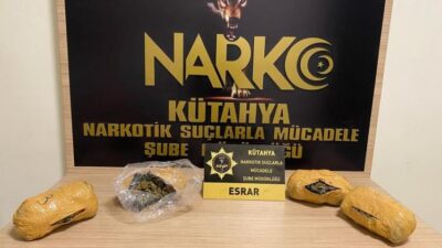 KÜTAHYA’DA OTOBÜS YOLCUSUNUN ÇANTASINDA 2 BİN 116 GRAM ESRAR ELE