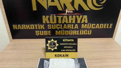 KÜTAHYA’DA OTOBÜS YOLCUSUNUN KEMERİNE SIKIŞTIRILMIŞ UYUŞTURUCU ELE GEÇİRİLDİ