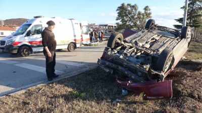 KÜTAHYA'NIN TAVŞANLI İLÇESİNDE MEYDANA GELEN TRAFİK KAZASINDA 3 KİŞİ YARALANDI