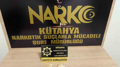 KÜTAHYA’DA UYUŞTURUCU KURYESİ KADININ SÜTYENİNDE UYUŞTURUCU BULUNDU