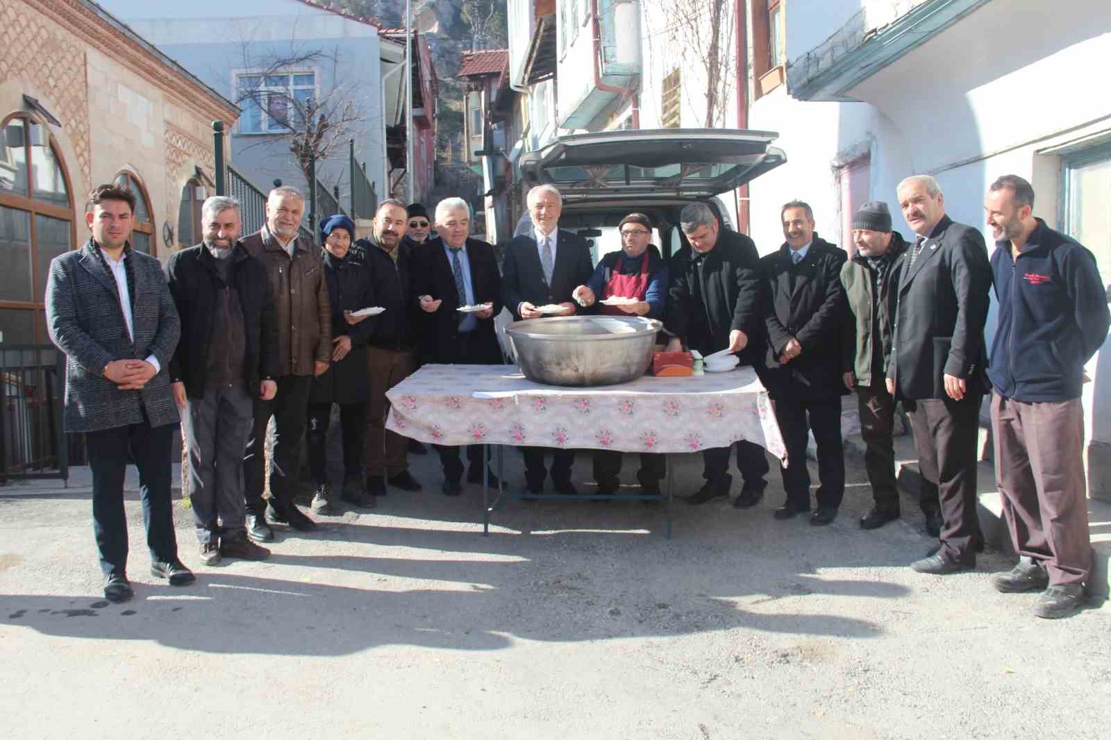 Tarihi camide ’pilav ikramı’ geleneği