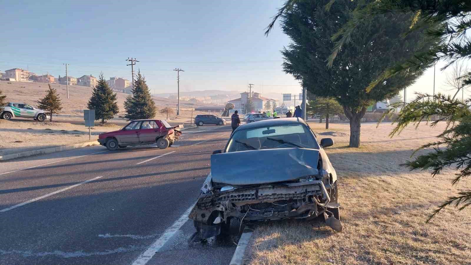 Tavşanlı’da 3 aracın karıştığı zincirleme trafik kazası