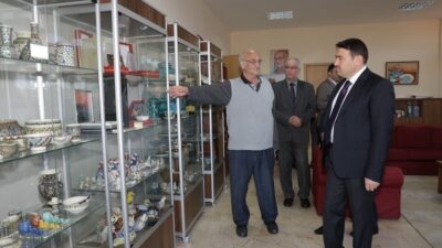 VALİ IŞIN ÇİNİ SANATÇISI HAMZA ÜSTÜNKAYA’YI ZİYARET ETTİ