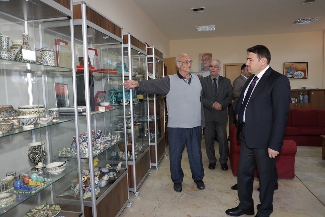 VALİ IŞIN ÇİNİ SANATÇISI HAMZA ÜSTÜNKAYA’YI ZİYARET ETTİ