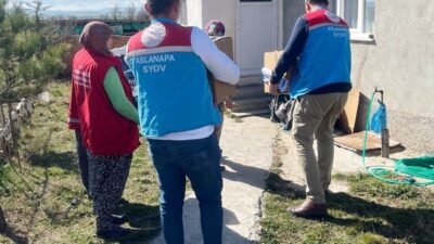 ASLANAPA KAYMAKAMLIĞINDAN İHTİYAÇ SAHİBİ AİLELERE GIDA, MEYVE, SEBZE VE HİJYEN