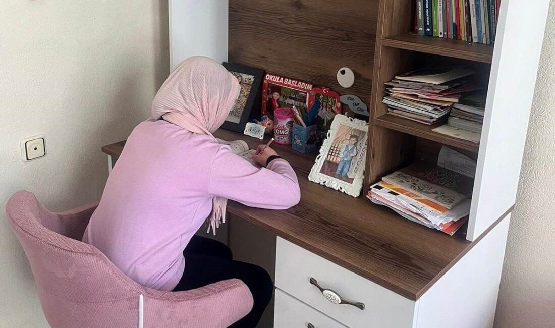 ASLANAPA KAYMAKAMLIĞINDAN İHTİYAÇ SAHİBİ ÖĞRENCİLERE ÇALIŞMA MASASI VE KOLTUK