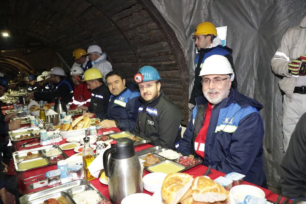 Bakan Işıkhan, Kütahya’da maden işçileriyle iftar yaptı