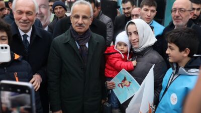 BAKAN URALOĞLU, KÜTAHYA'DA AK PARTİ'NİN ZAFER MEYDANI'NDAKİ SEÇİM BÜROSUNU ZİYARET