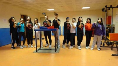 BİLEK GÜREŞİ ŞAMPİYONLARI MADALYAYA DOYMUYOR