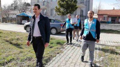 DUMLUPINAR’DA İHTİYAÇ SAHİPLERİNE YARDIM KOLİSİ DAĞITILDI