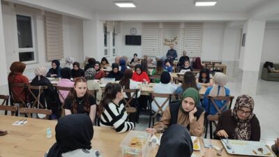 GEDİZ’DE HAFIZ KIZLAR İLE ÜNİVERSİTE OKUYAN KIZ ÖĞRENCİLER İFTARDA BİR