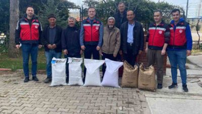 GEDİZ’DE HİBE DESTEKLİ TOHUMLAR ÇİFTÇİLERE DAĞITILDI