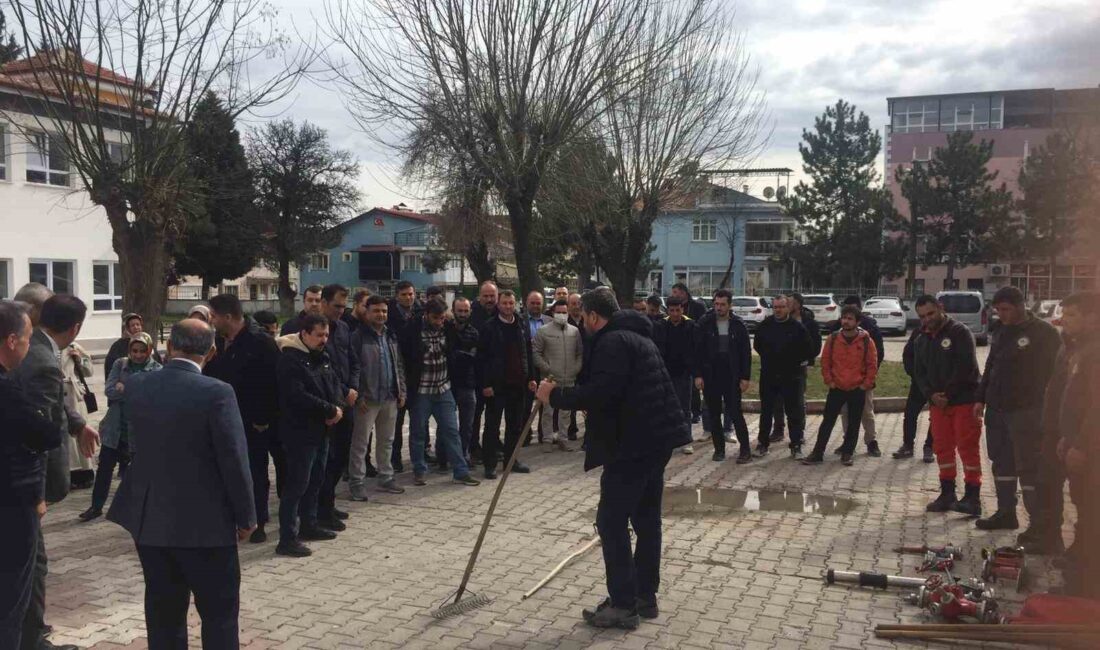 GEDİZ’DE ÖĞRETMENLERE YANGIN EĞİTİMİ