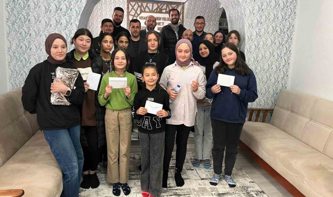 HİSARCIK’TA EZBERE ŞİİR OKUMA YARIŞMASINDA DERECEYE GİREN ÖĞRENCİLER ÖDÜLLENDİRİLDİ