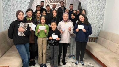 HİSARCIK’TA EZBERE ŞİİR OKUMA YARIŞMASINDA DERECEYE GİREN ÖĞRENCİLER ÖDÜLLENDİRİLDİ