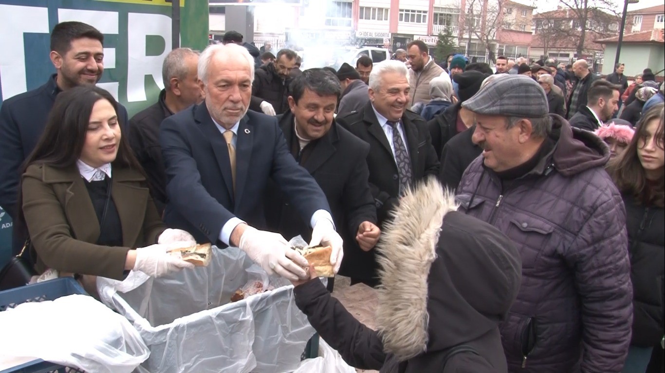 Kamil Saraçoğlu’ndan binlerce vatandaşa balık-ekmek ikramı