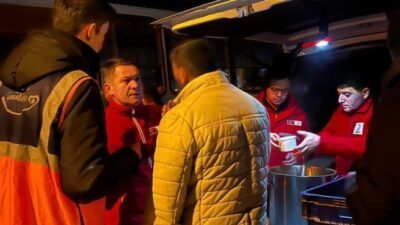 KIZILAY TAVŞANLI ŞUBESİ DE ARAMA ÇALIŞMALARINA KATILANLARA YEMEK İKRAMINDA BULUNUYOR