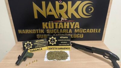 KÜTAHYA’DA BİR EVDE SİLAH VE UYUŞTURUCU ELE GEÇİRİLDİ