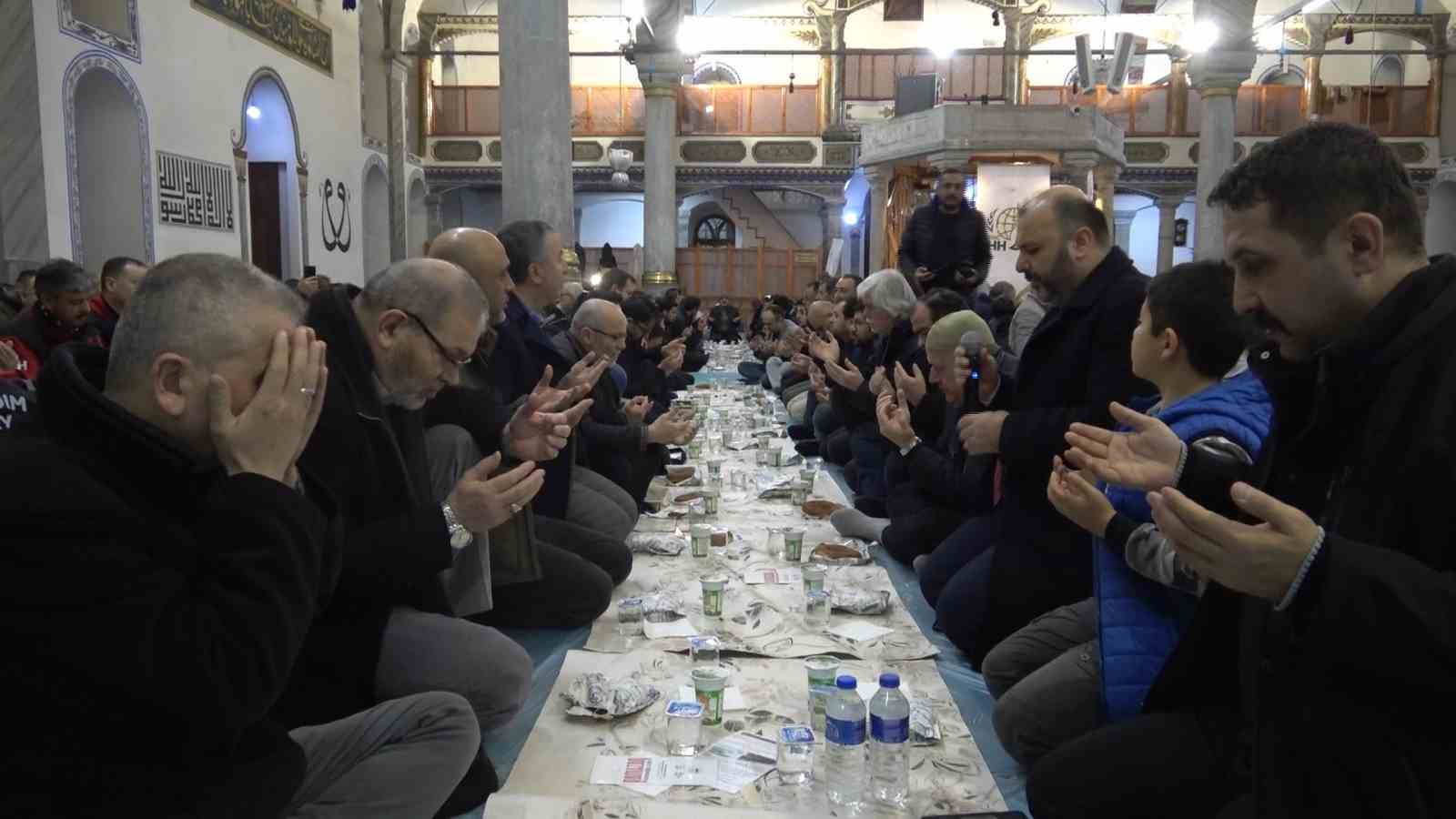 Kütahya’da hurma, su, ayran peynir ve simitle iftar