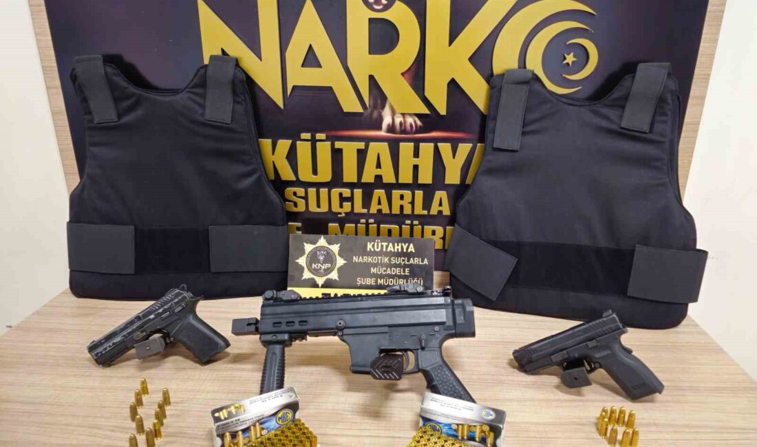KÜTAHYA’DA OTOMATİK SİLAH, 2 TABANCA VE ÇELİK YELEKLER ELE GEÇİRİLEN